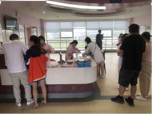 良辰吉日喜牽手，貼心服務(wù)保健康——安寧市婦計中心為184對新人提供免費婚檢與健康咨詢服務(wù)